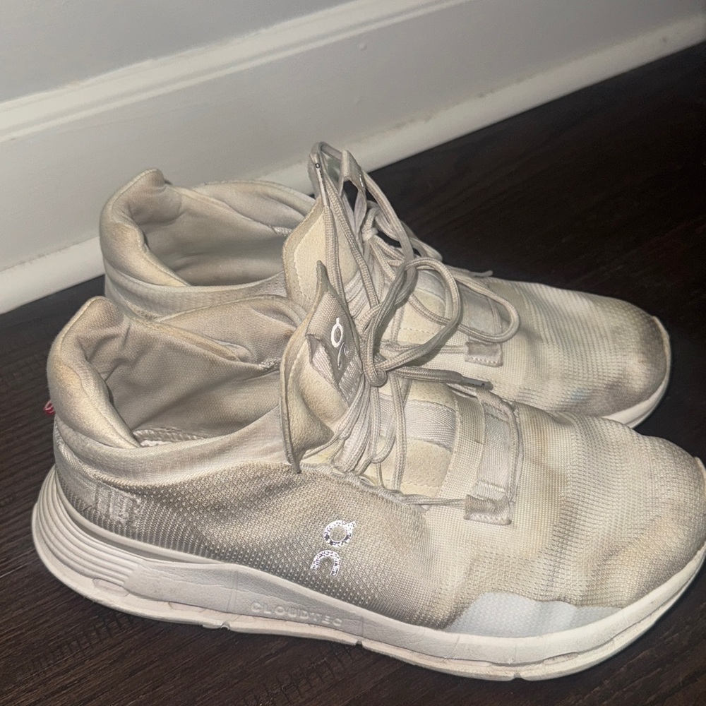 On Cloud White Sneakers Men’s 11 USED